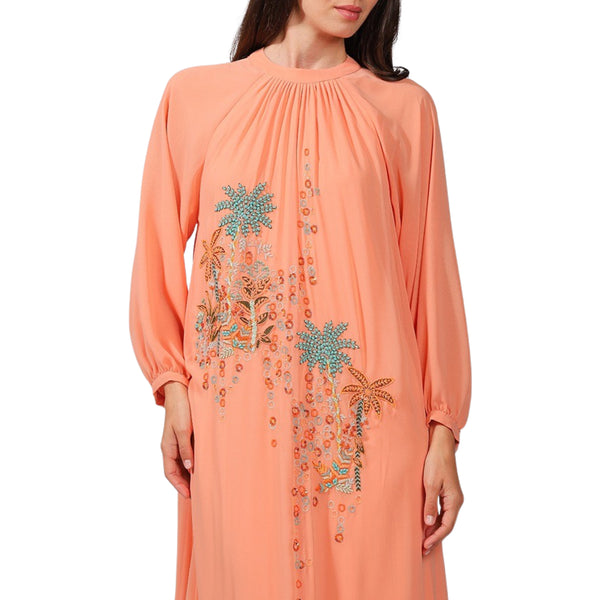 فستان من الشيفون المرجاني مزين بأشجار النخيل
