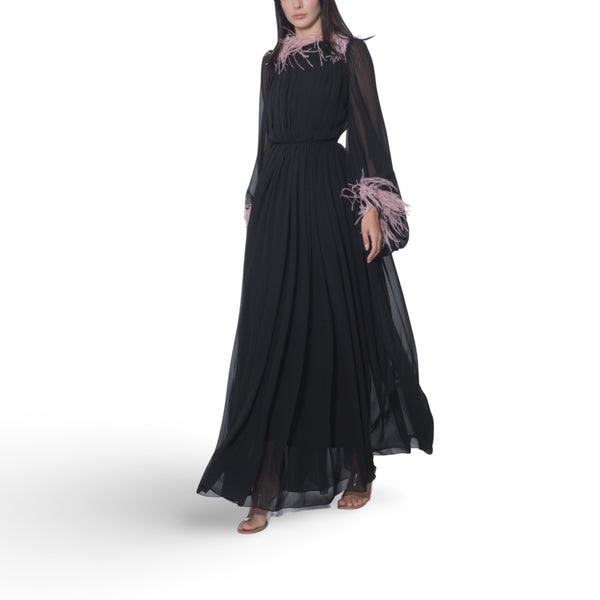 فستان طويل بأكمام ريش أسود