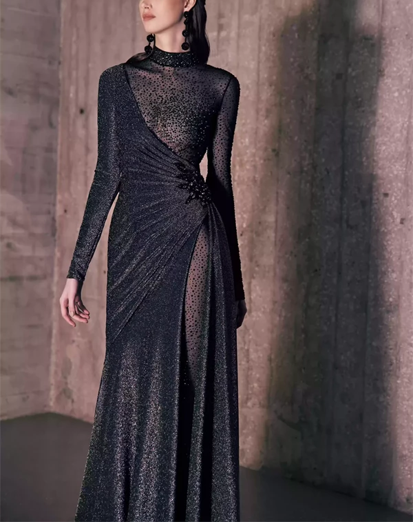 فستان شبكي كريستالي أسود غير متماثل