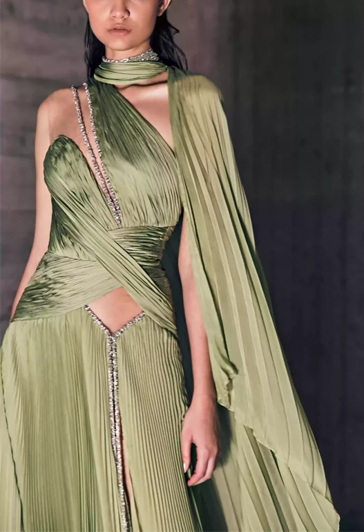 فستان موسيلين أخضر ورقي بطيات غير متماثلة مع تطريز فضي