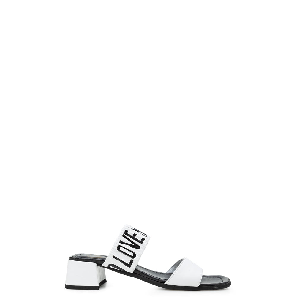 حذاء مفتوح جلد بطبعة شعار أبيض