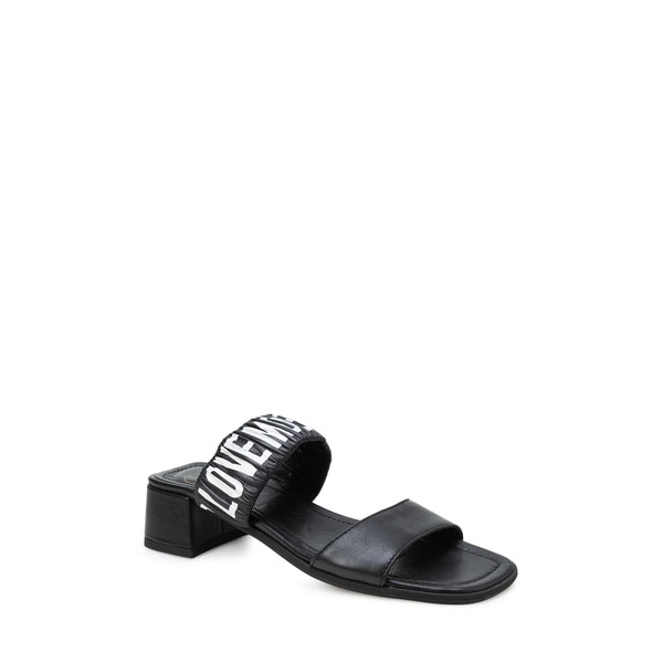 حذاء مفتوح جلد بطبعة شعار أسود اللون