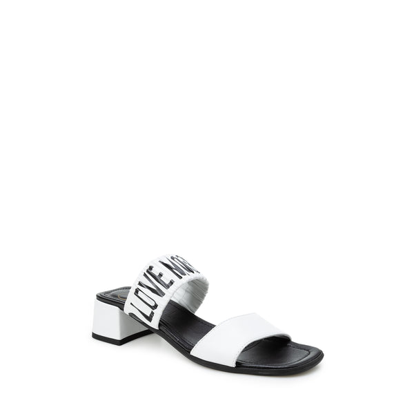 حذاء مفتوح جلد بطبعة شعار أبيض